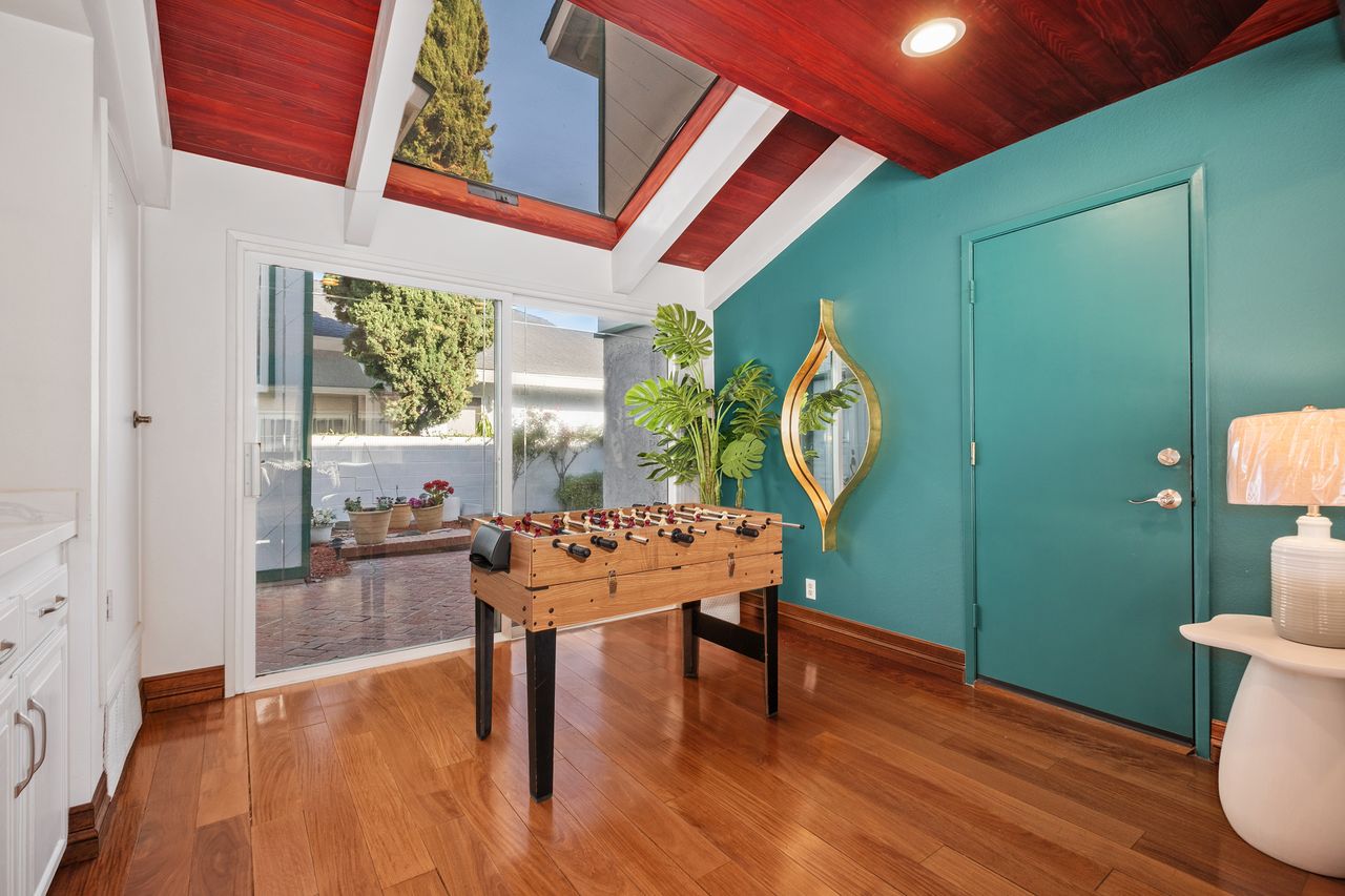 9 Aberdeen in Northwood Irvine SOLD! 28 21 11774138 179938 179938 EI 121