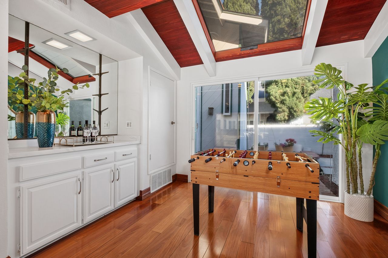 9 Aberdeen in Northwood Irvine SOLD! 29 22 11774139 179938 179938 EI 122
