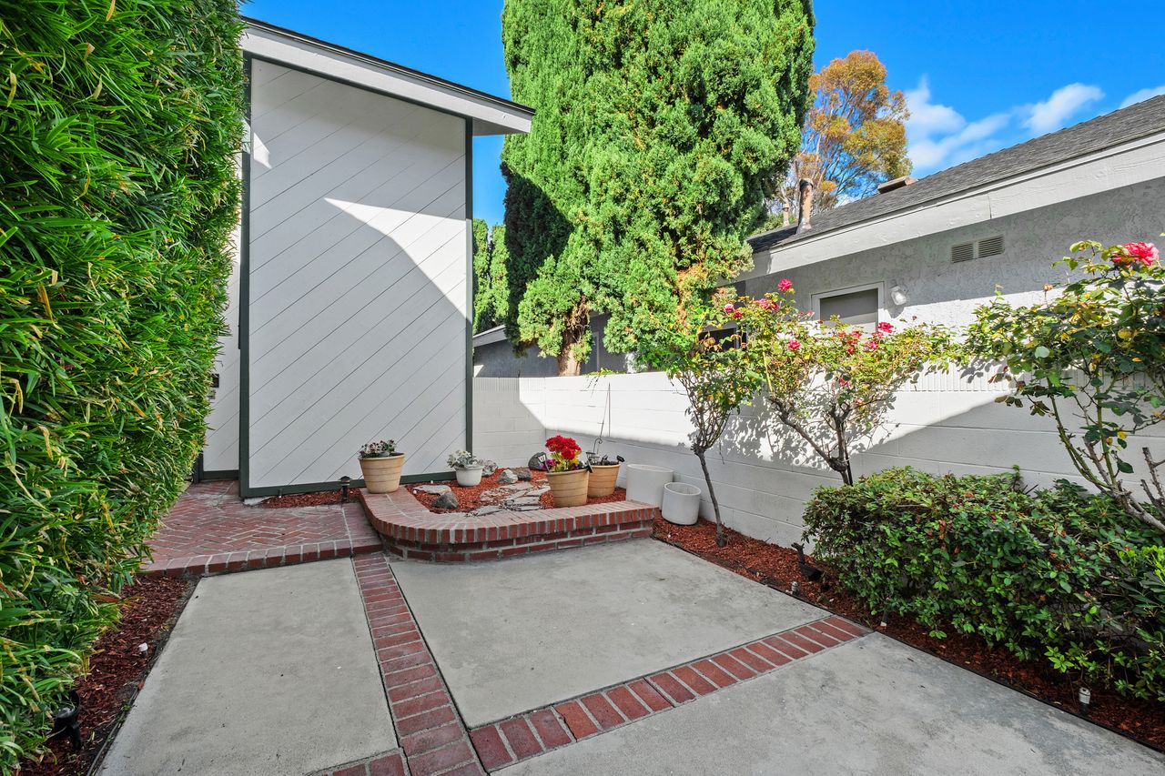 9 Aberdeen in Northwood Irvine SOLD! 10 3 11774120 179938 179938 EI 103
