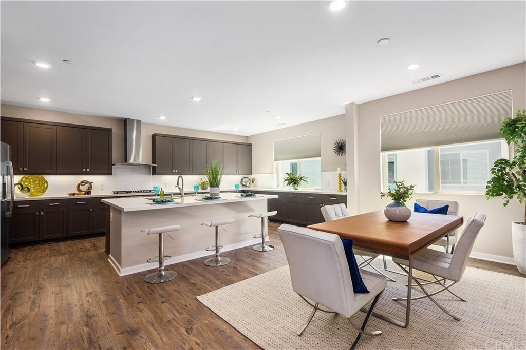 SOLD & CLOSED: 168 Tribeca, Irvine — $940,000 4 168 Tribeca Irvine open kitchen